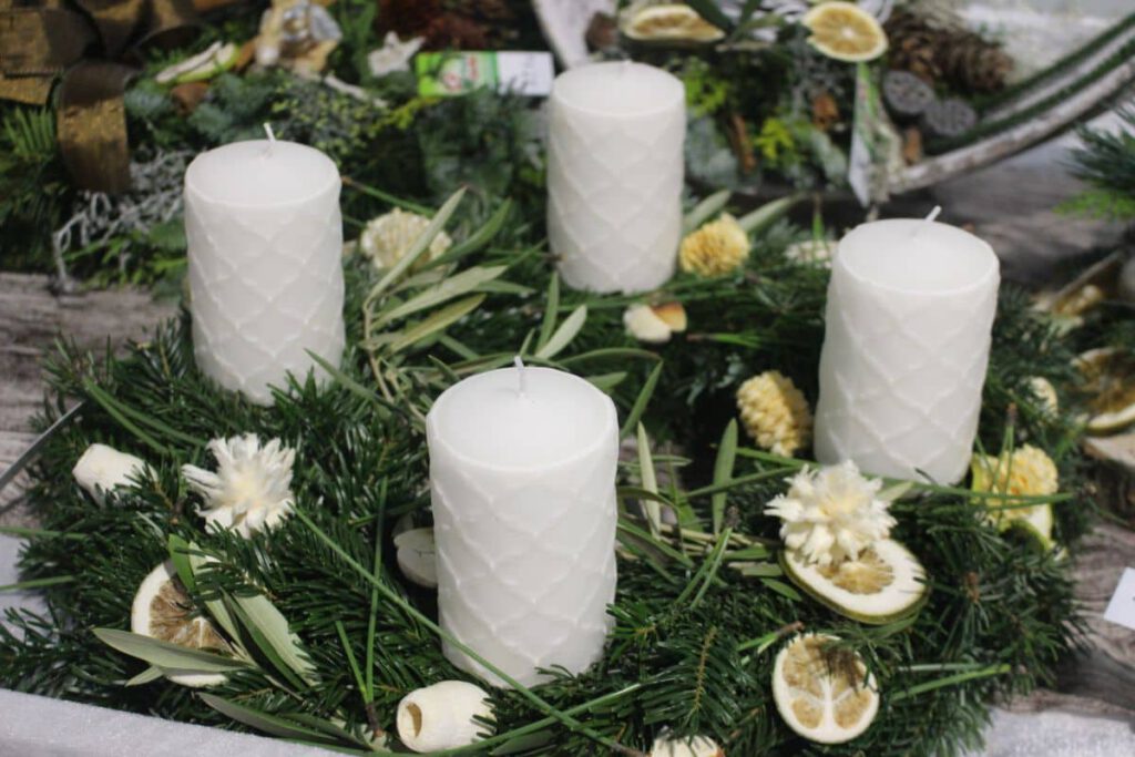 Advenkranz mit Weihnachtsdeko uniweißen Kerzen