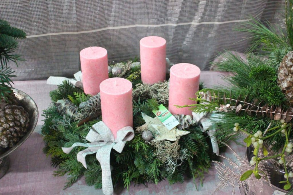Adventkranz mit rosa rustikalen Kerzen