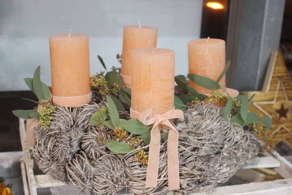 Adventkranz Pfrisichfarbene Kerzen auf Holzkranz