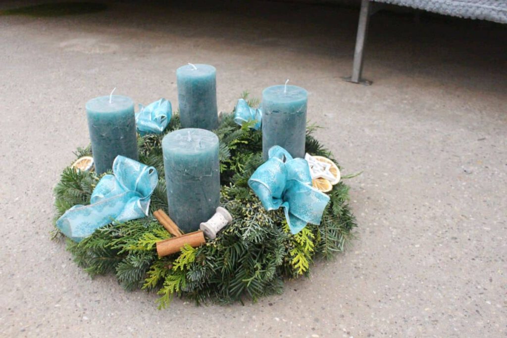 Adventkranz mit blauen Kerzen und Schleifen