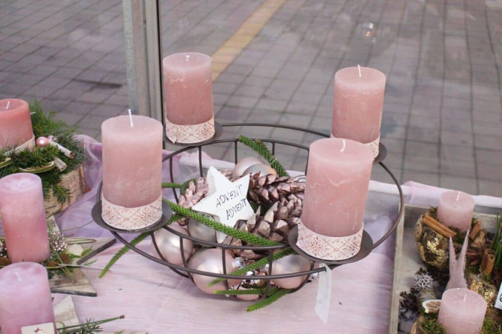 Adventkranz Gestell aus Eisen mit rosa Kerzen