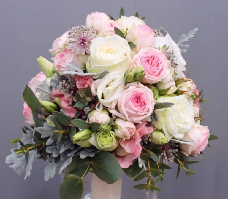 Brautstrauß mit weißen und rosa Rosen