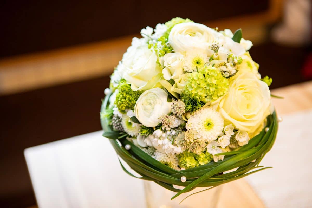 Brautstrauß mit weißen Blumen sehr klassisch