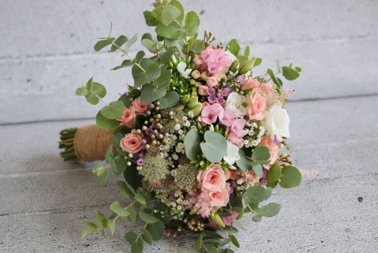 Brautstrauß mit rosa Blumen und Eukalyptus