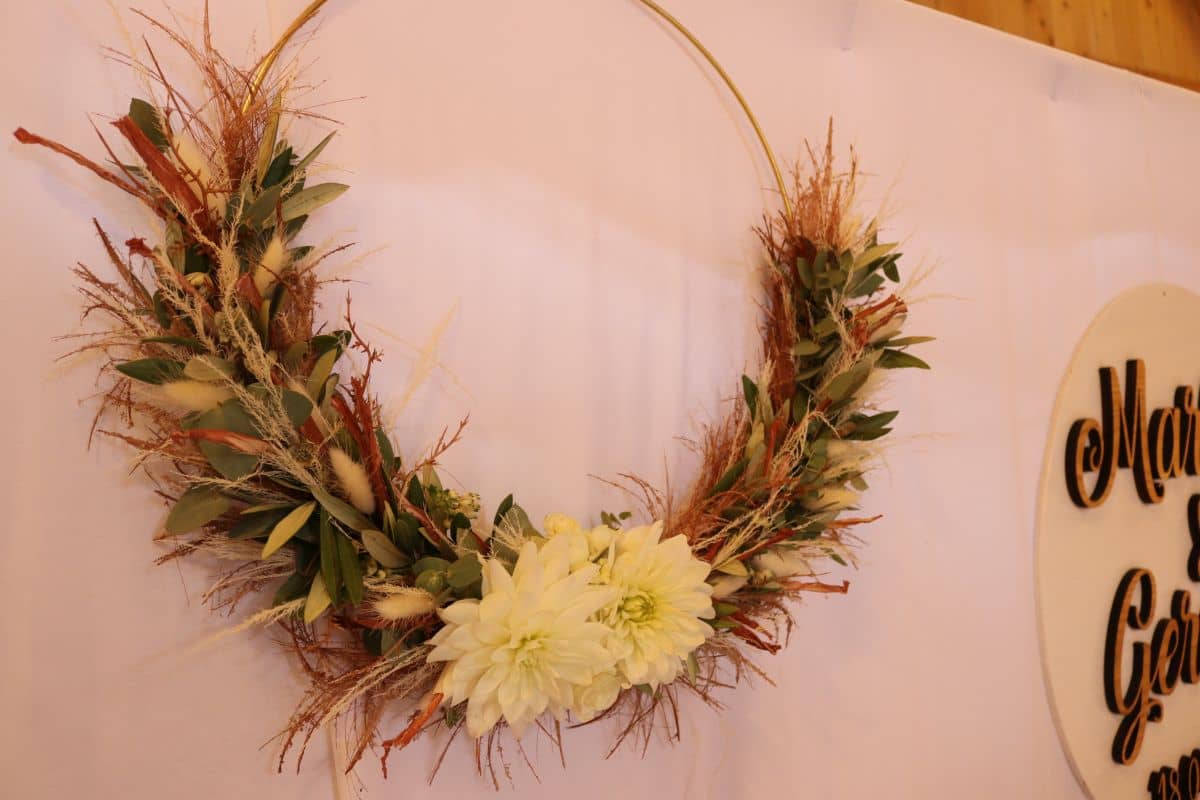 Hochzeitskranz geschmückt mit Blumen