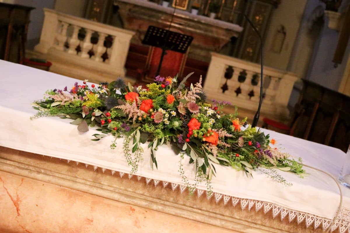 Kirchenaltar mit Blumenschmuck