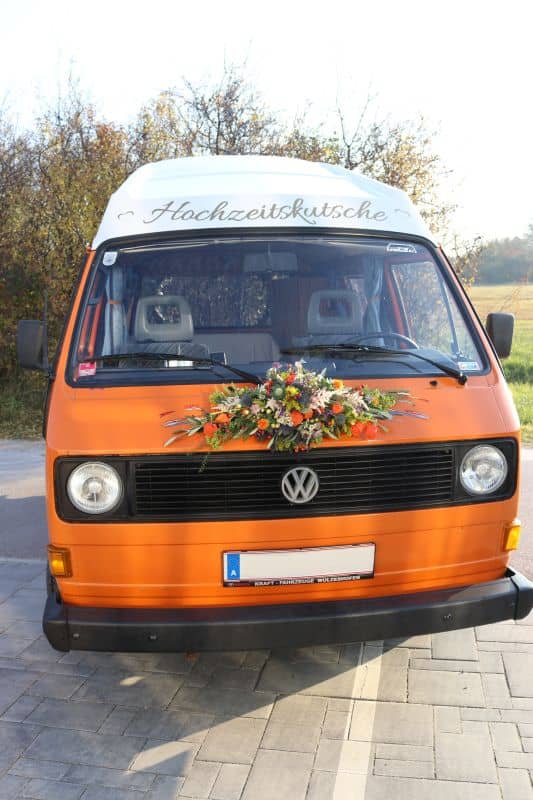 VW Bus mit Blumenschmuck