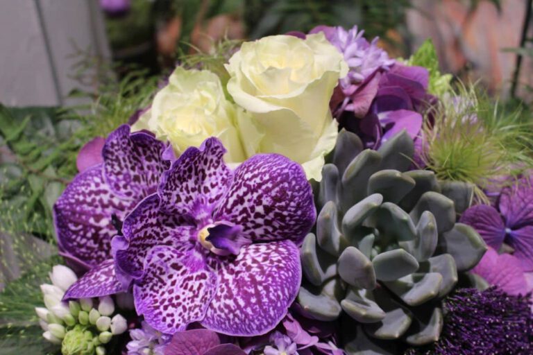 Muttertagsgesteck mit Rosen und Sukkulente und lila Orchidee