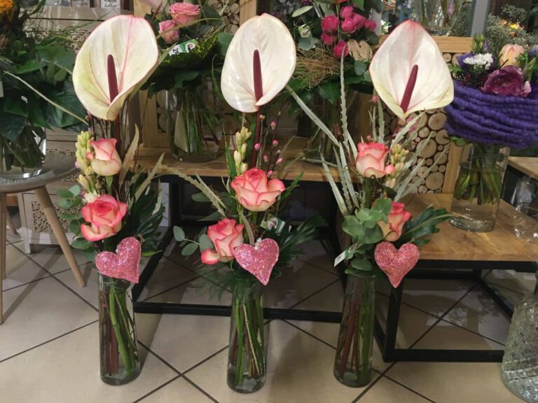 Vase mit rosa Rosen und Calla